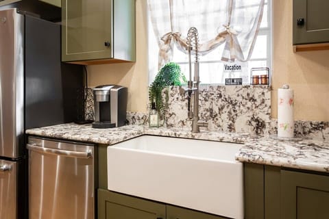 Amenities! Keurig (Bring Coffee)!