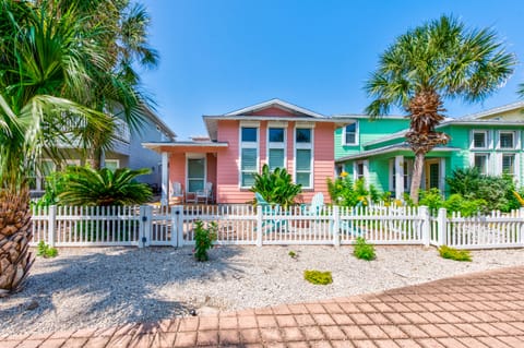 Welcome to the Pink Flamingo!  It is a 3 BR/2 Bath house in Village Walk.