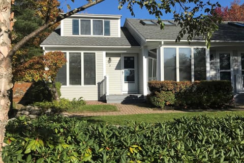 One bedroom condo rental in the heart of Ogunquit steps from Perkins Cove