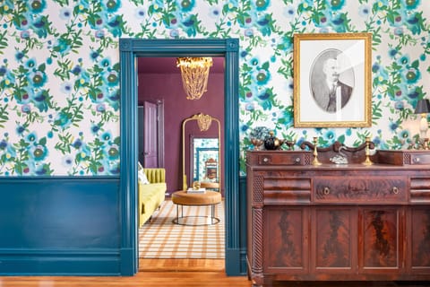 The entryway/foyer that leads into the parlor