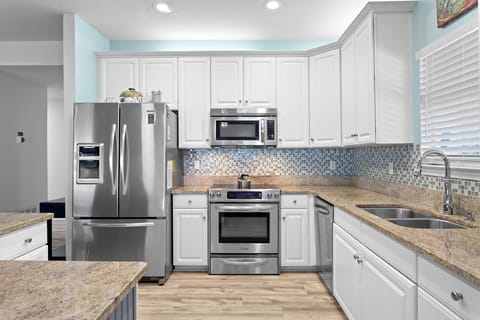 Sea Breeze Cottage Kitchen Alt