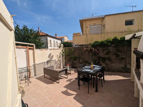 The terrace of 30 m2 is equipped with outdoor table, garden furniture and barbecue, creating a large space to relax and enjoy the outdoors