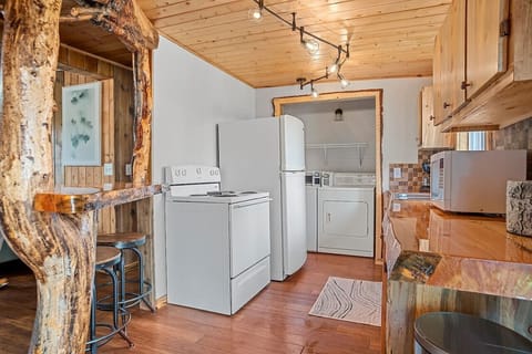 The kitchen is well equipped. Makes mealtime so easy..