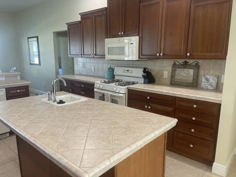 Fully Stocked Kitchen w Island
