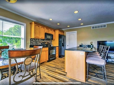 Kitchen /Dining/Breakfast Bar