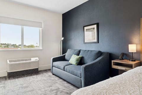 Unit with 1 King bed. Exact unit will be assigned upon arrival. Views, colors, and decor may vary.