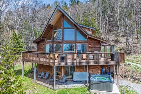 Stunning mountain chalet with panoramic views and room for your entire group