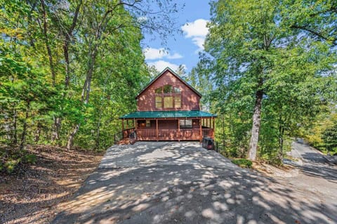 Exterior Cabin: Immerse yourself in nature with stunning views and a welcoming porch!