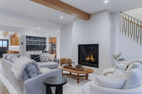 Cozy gas fireplace at the touch of a button!