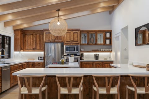 Peninsula in kitchen seats 4 more!