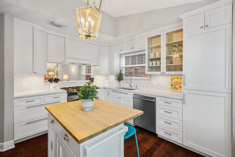 Fully Stocked Kitchen with Breakfast Bar