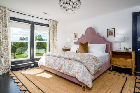 Suite 9: King bed, stunning mountain views, porcelain tile bath with glass enclosed shower, 55" Smart TV, additional Twin Daybed in a nook