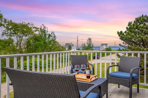 Welcome to Seaview Escape! Enjoy ocean views from 2nd story deck!