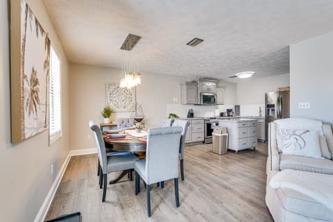 Dining Area | Dishware/Flatware Provided