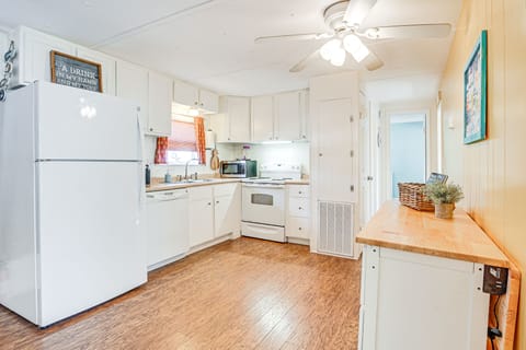 Kitchen | Equipped w/ Cooking Basics