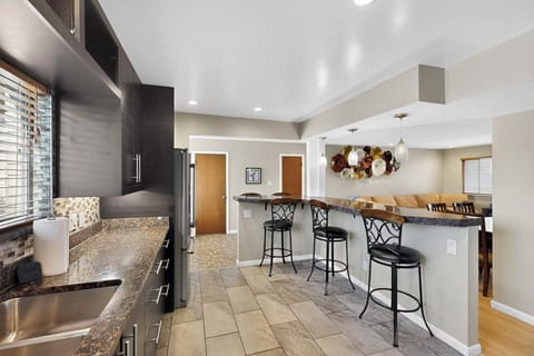 Spacious 3-bedroom with back yard, large kitchen, near Nob Hill/UNM/Uptown Apartment in Albuquerque