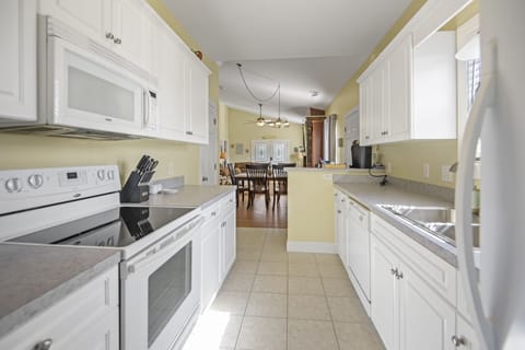 Fully equipped kitchen.