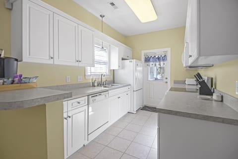 Fully equipped kitchen. Dishwasher included.