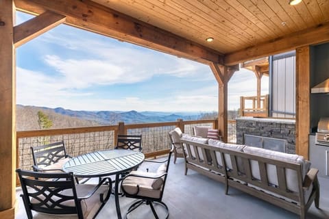 Deck Area--- Mountain View, Built-In-Grill