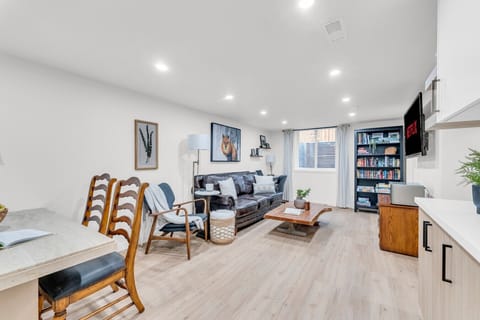 You`ll be walking into immediate comfort and relaxation. Check in is easy and stress-free. The apartment is clean, warm and comfortable with everything needed to feel happy and at home