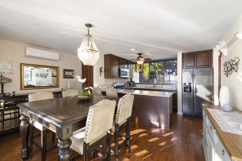 Dining for 6 a the table or bar in the upper unit