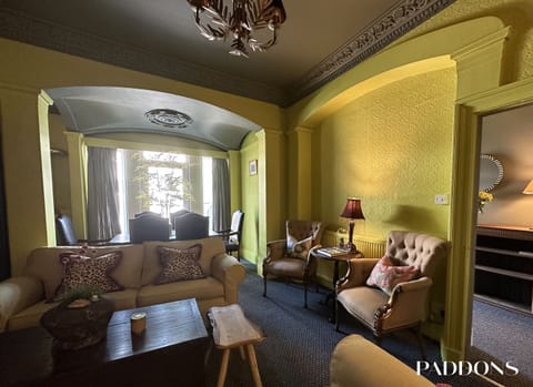 Living Room / Lounge