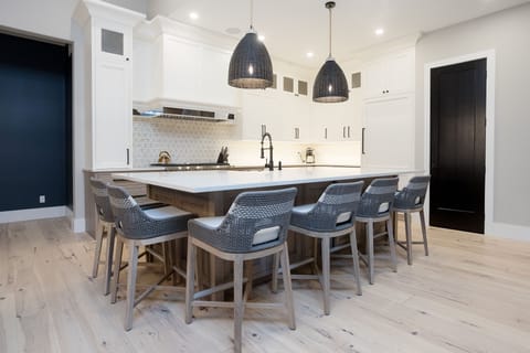 Large kitchen with high end appliances, 2 dishwashers, seating for 6pp at island