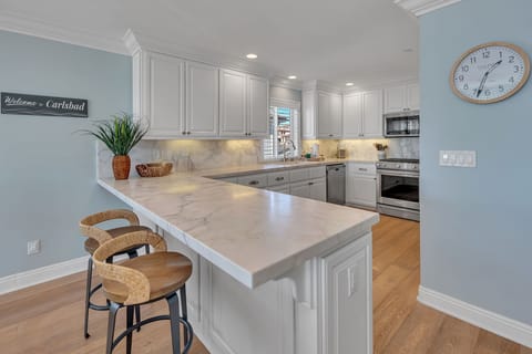 Fully-equipped kitchen with bar stool seating for 2