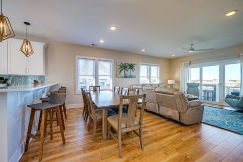 Dining Area | Dishware/Flatware Provided