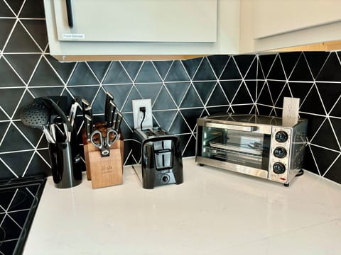 FULLY STOCKED KITCHEN - Modern Nashville Kitchen Fully Stocked with Stainless Steel Appliances, Cookware, and Dining Essentials – Perfect for Guests Looking to Enjoy Home-Cooked Meals. Ideal for Family Gatherings or Group Getaways.