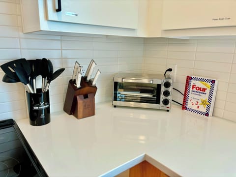 FULLY STOCKED KITCHEN - Modern Nashville Kitchen Fully Stocked with Stainless Steel Appliances, Cookware, and Dining Essentials – Perfect for Guests Looking to Enjoy Home-Cooked Meals. Ideal for Family Gatherings or Group Getaways.