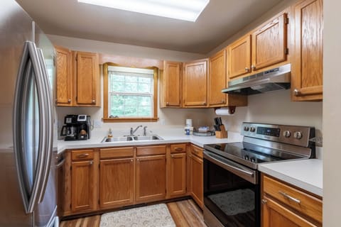 Kitchen - Main Level - Kitchen - Upgraded appliances - Keurig coffee maker
