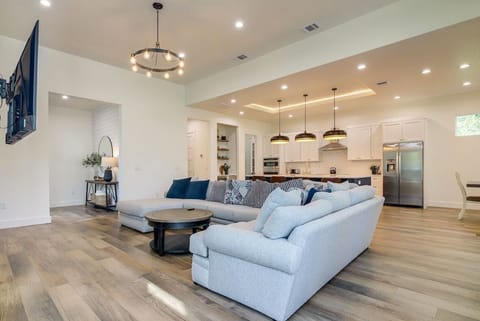 Home Decor, Furniture, Table, Indoors, Floor