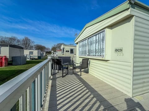 This caravan with decking extends your living area, offering a safe and enclosed spot for children to play and making your getaways feel even more special.