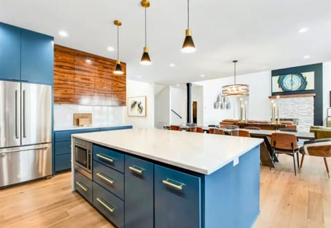 [Kitchen] Plenty of Counter Space on the Island to Prep Your Dinner or Gather Around