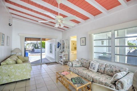 Bob's Harbor View is a charming 2-bedroom, 2-bathroom retreat nestled near the picturesque Seven Mile Bridge. House in Marathon