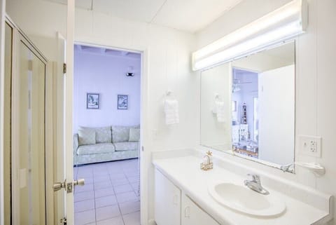 Bob's Harbor View is a charming 2-bedroom, 2-bathroom retreat nestled near the picturesque Seven Mile Bridge. House in Marathon