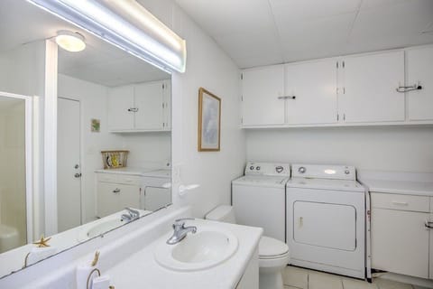 Bob's Harbor View is a charming 2-bedroom, 2-bathroom retreat nestled near the picturesque Seven Mile Bridge. House in Marathon