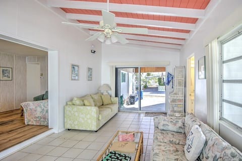 Bob's Harbor View is a charming 2-bedroom, 2-bathroom retreat nestled near the picturesque Seven Mile Bridge. House in Marathon