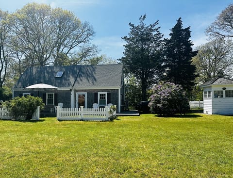 Pleasant Getaway - sun drenched yard and patio!