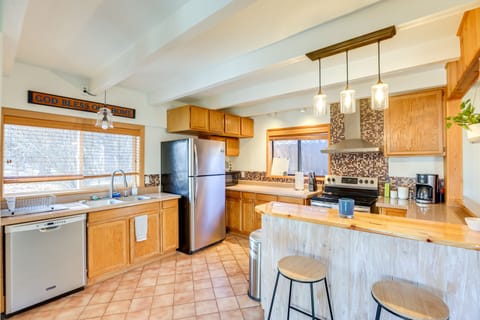 Kitchen | In-Unit Laundry | Central Heating & A/C | 4 Mi to High Desert Museum