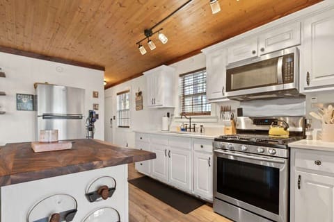 SS appliances. ***No dishwasher***