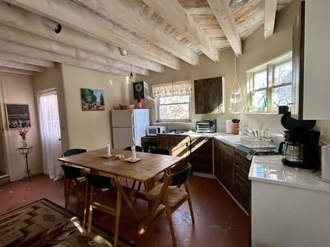 Another view at the kitchen 