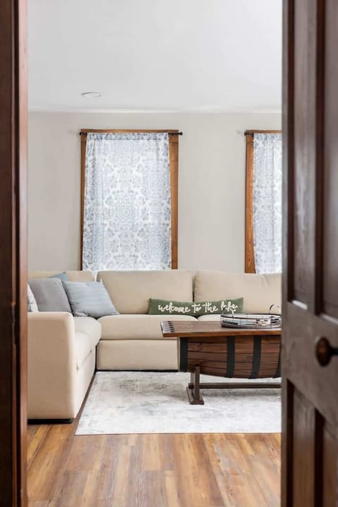 Charlevoix Modern Oasis With Hot tub! House in Charlevoix