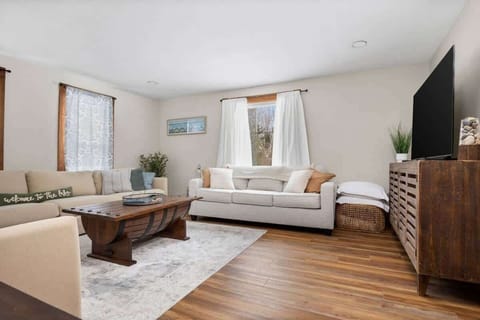 Charlevoix Modern Oasis With Hot tub! House in Charlevoix