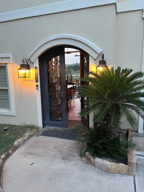 Welcome to Lago Lounge