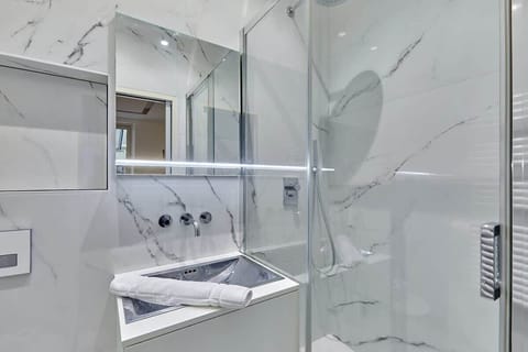 salle de bain avec toilette