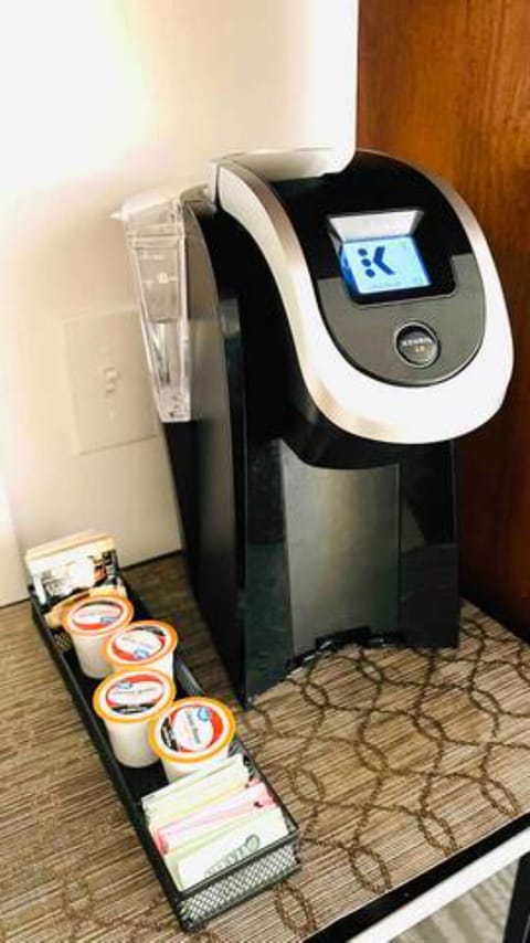 Coffee maker with complementary coffee