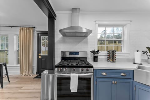 Cooking with a View: Our Kitchen Gas Stove - Turning Culinary Moments into a Golf Swing of Flavors! 🔥🍳⛳