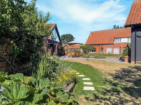 The pool house and gardens | The Farmhouse - Wash Farm Barns, Banham